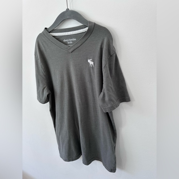 Abercrombie Kids Charcoal V-Neck Tee Shirt - Size 11/12 - Picture 6 of 7